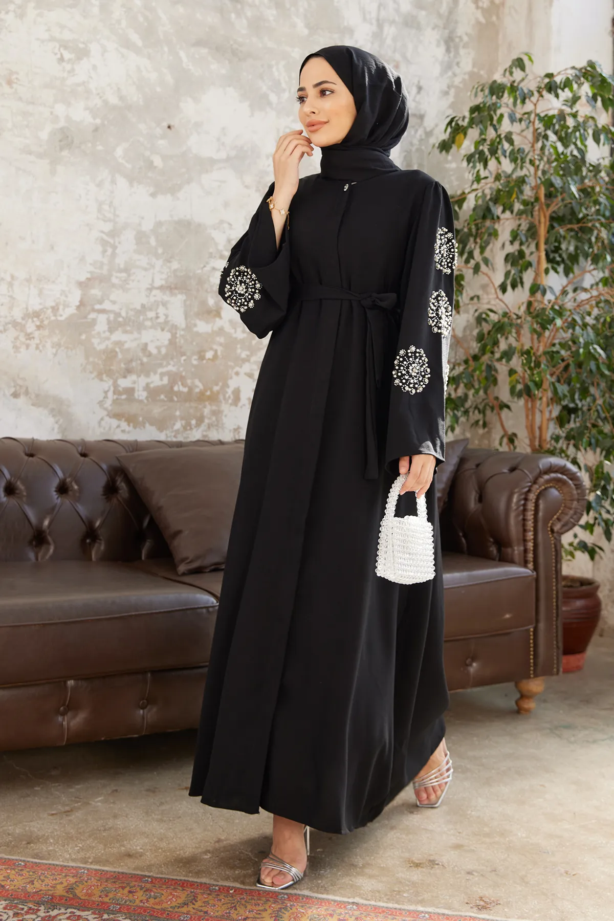 VAVİNOR Liva Sleeves Embellished Abaya - Elegant Black Crepe Abaya with Stone and Pearl Accents